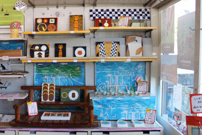 安達太良物産店内麻生作品