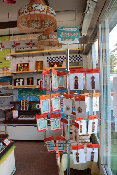 安達太良物産店内麻生作品