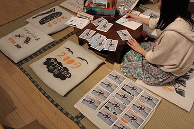 岡本太郎美術館で絵葉書の実演